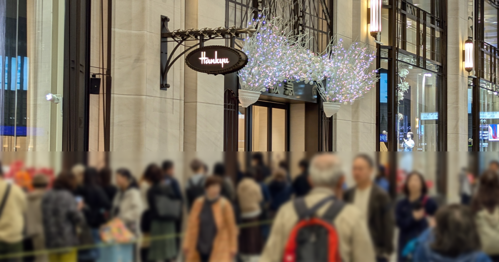 阪急うめだは開店前から混んでいる