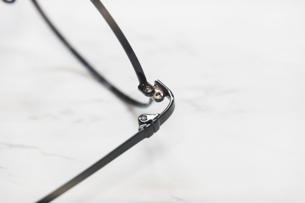 ネジが外れているメガネ