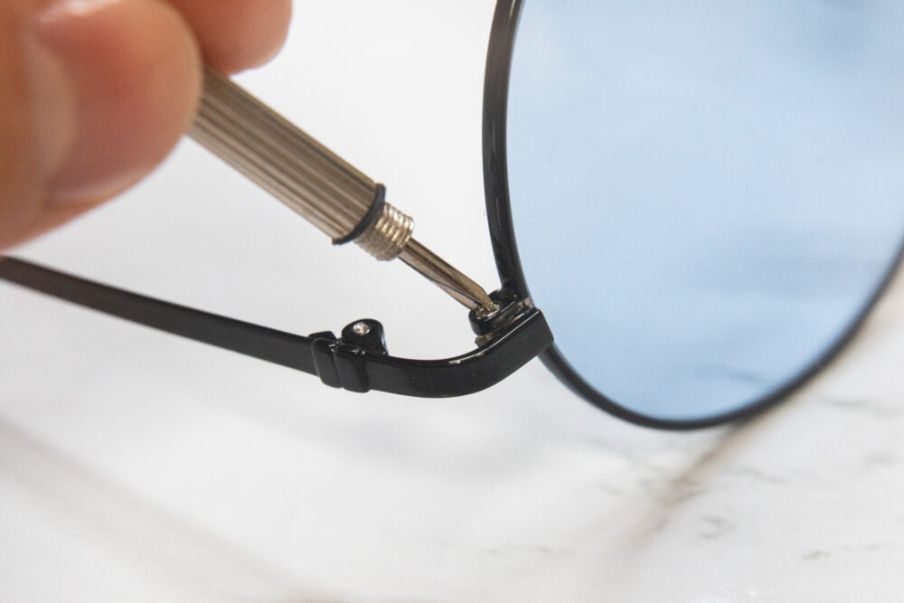 ネジを締めていく。